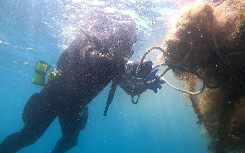 潛水人員清除海底廢棄物